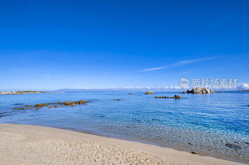 宽阔的La Licciola海滩，撒丁岛加卢拉最好的海滩之一